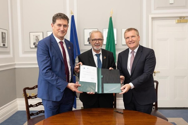 Ireland and EIB Group confirm support for new low-cost Home Energy Upgrade Loan Scheme.
Government-backed €500 million scheme will encourage homeowners to invest in energy efficiency.
Homeowners will be able to borrow from €5 000 to €75 000 on an unsecured basis for a term of up to 10 years at low interest rates.